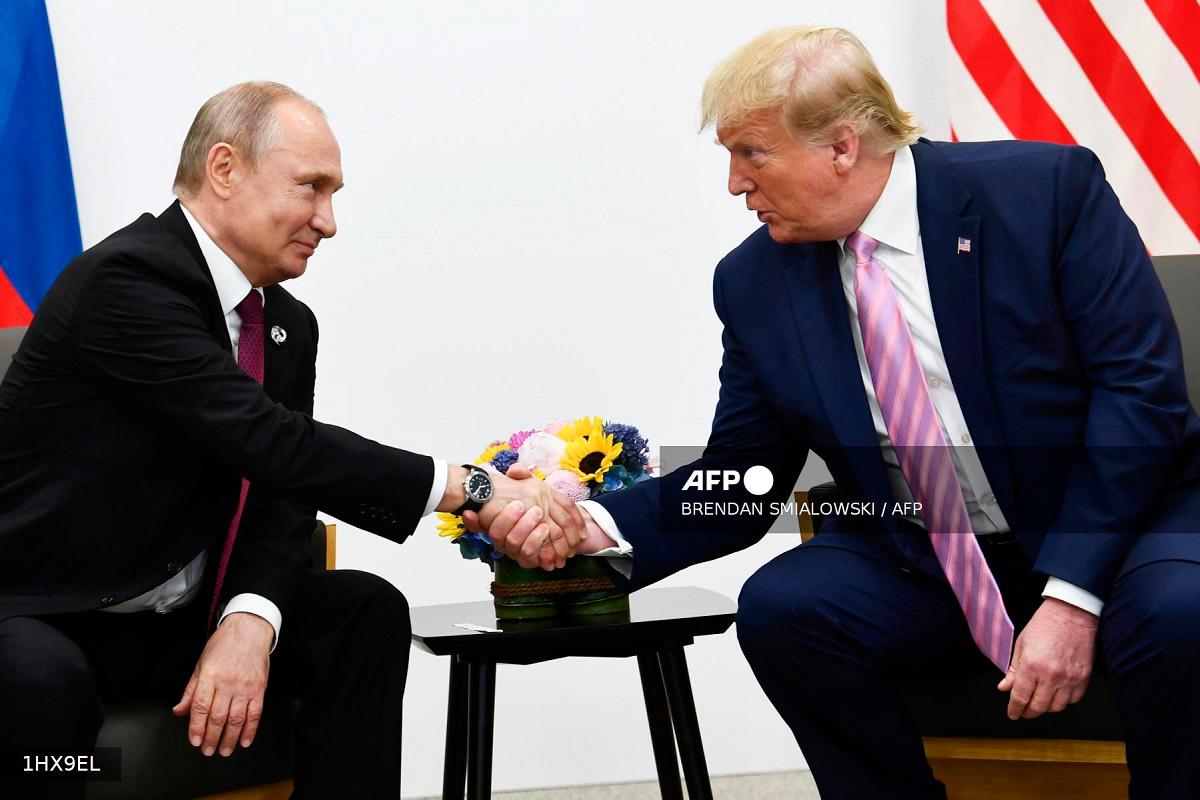 US President Donald Trump (R) attends a meeting with Russia's President Vladimir Putin during the G20 summit in Osaka on June 28, 2019. - Brendan Smialowski / AFP