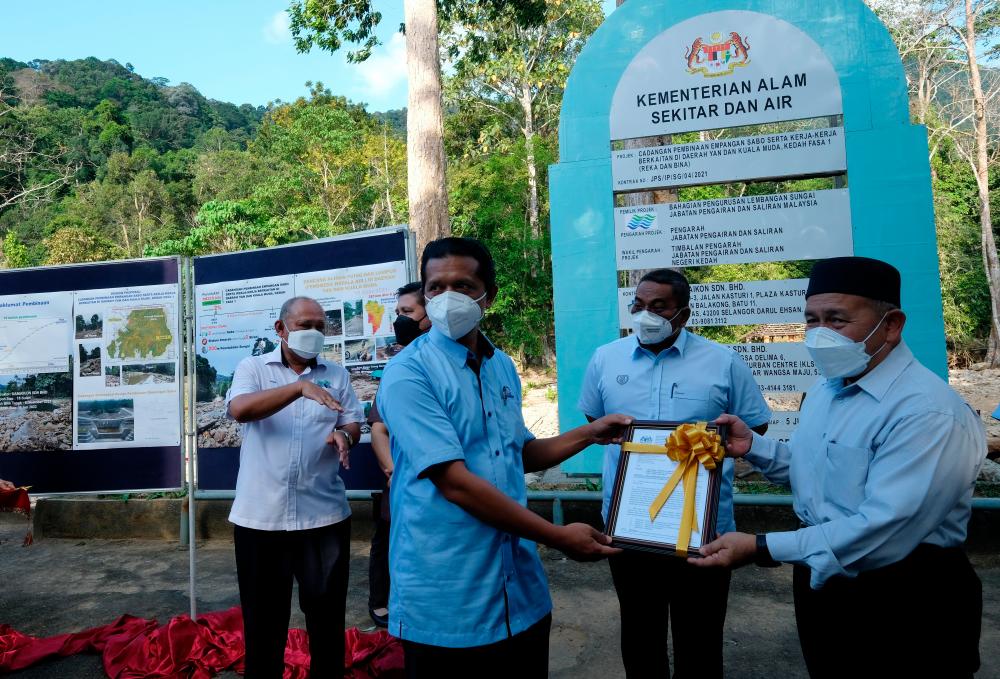 Environment and Water Minister Datuk Seri Tuan Ibrahim Tuan Man (right). BERNAMApix