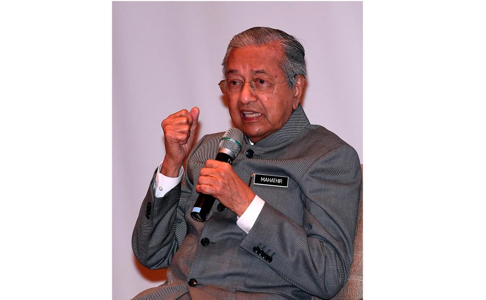 Perdana Menteri Tun Dr Mahathir Mohamad menjawab persoalan yang diusulkan pada majlis Townhall bersama Penggiat Seni Muzik Malaysia di Yayasan Perdana pada semalam. — Bernama