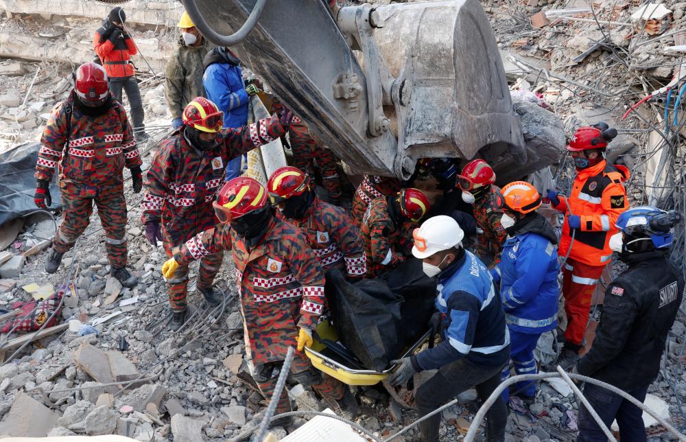 GAZIANTEP, 12 Feb -- Pasukan MAS-10 di bawah Agensi Pengurusan Bencana Negara (NADMA) terdiri daripada Pasukan SMART, Jabatan Bomba dan Penyelamat Malaysia dan Angkatan Pertahanan Awam Malaysia mengeluarkan salah seorang mangsa yang terkorban ketika melakukan operasi mencari dan menyelamat akibat gempa di Nurdagi hari ini. - fotoBERNAMA