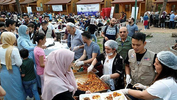 Volunteers from MVM and GPM provide breaking-of-fast meals to Syrian refugees at the Gaziantep Recreational Park on the night of May 24, 2019. — Bernama