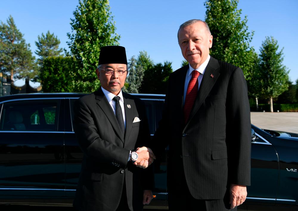 ANKARA, August 16 -- Yang di-Pertuan Agong Al-Sultan Abdullah Ri’ayatuddin Al-Mustafa Billah Shah was welcomed by Turkish President Recep Tayyip Erdogan as he left for the State Reception at the Presidential Palace today in conjunction with his seven-day state visit to Turkey. BERNAMAPIX