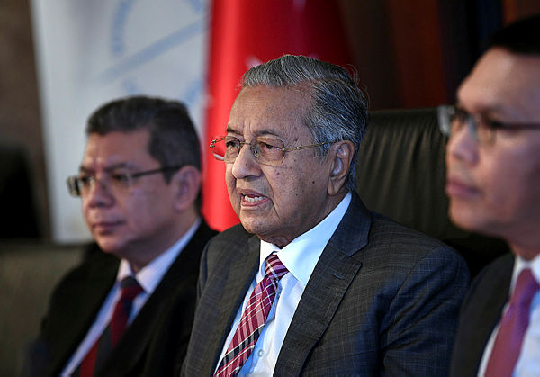 Prime Minister Tun Dr Mahathir Mohamad (center) at a press conference with Malaysian journalists at the end of his official visit to Turkey at the Istanbul Sabiha Gokcen International Airport yesterday. — Bernama