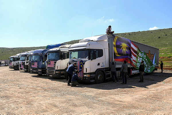 Local truckers are putting put up banners and the Jalur Gemilang on containers with supplies for Syrian refugees, in conjunction with the 12th Rescue Syria Humanitarian Aid Mission at the Syrian-Turkish border on April 13, 2019. — Bernama