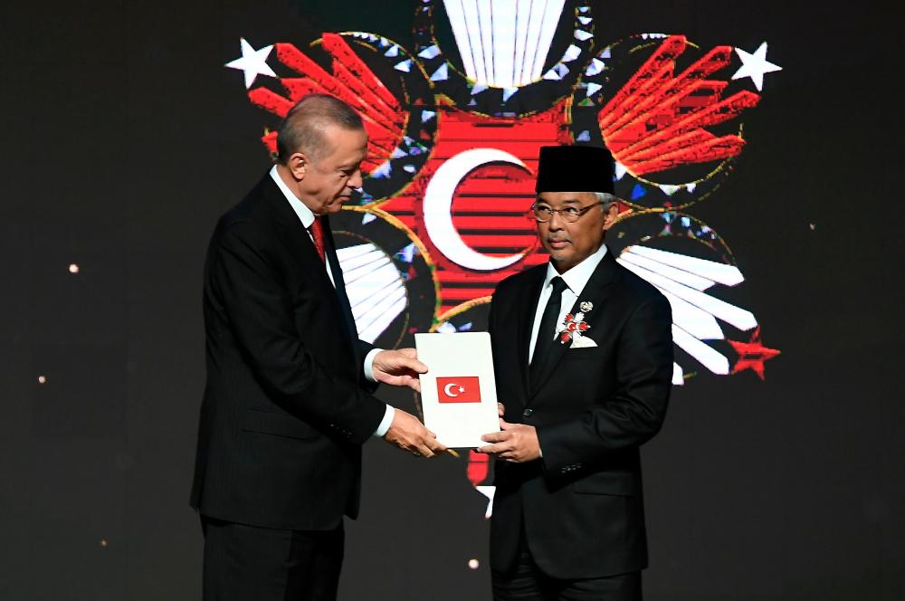 ANKARA, 17 August — Yang di-Pertuan Agong Al-Sultan Abdullah Ri’ayatuddin Al-Mustafa Billah Shah has been conferred the Turkish Order of the State, the highest award of the Turkish government, in conjunction with His Majesty’s state visit to Turkiye.