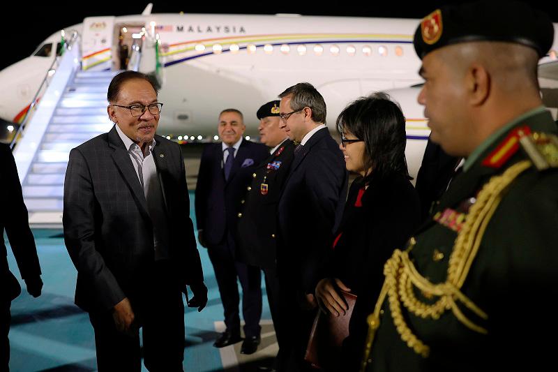 Prime Minister Datuk Seri Anwar Ibrahim arrived here tonight for a two-day working visit to Turkiye and is scheduled to hold a meeting with Turkish President Recep Tayyip Erdogan tomorrow. / BERNAMAPIX