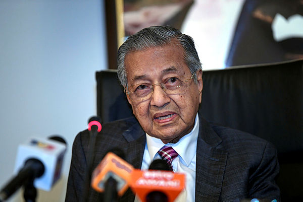 Prime Minister Tun Dr Mahathir Mohamad at a press conference with Malaysian journalists at the end of his official visit to Turkey at the Istanbul Sabiha Gokcen International Airport yesterday. — Bernama