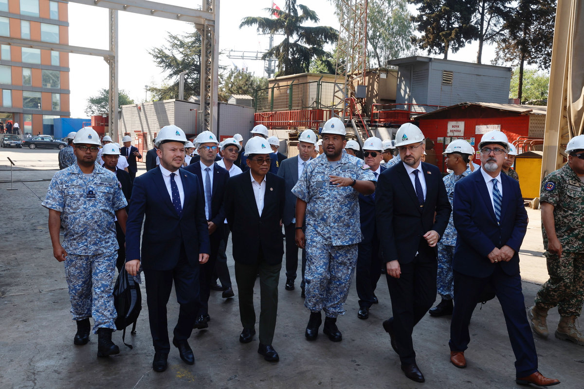 Defence Minister Datuk Seri Mohamed Khaled (centre) visits the construction of the Littoral Mission Ship Batch 2 (LMSB2) by Savunma Teknolojileri Muhendislik (STM) during a shipyard tour held in conjunction with his three-day official visit to the 17th Defence Industry Exhibition (IDEF) 2025 in Istanbul, yesterday. – BERNAMA
