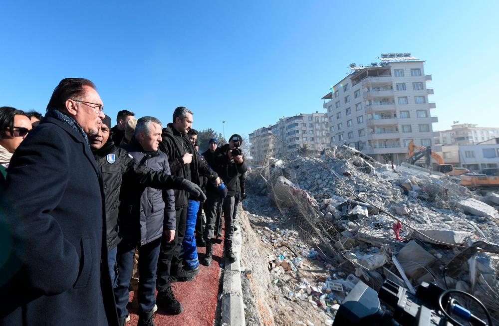 GAZIANTEP, Feb 15 — Prime Minister Datuk Seri Anwar Ibrahim taking a first-hand look at the aftermath of earthquake during his visit to the Malaysian Rescue Operation Centre in Nurdagi, Wednesday. BERNAMAPIX