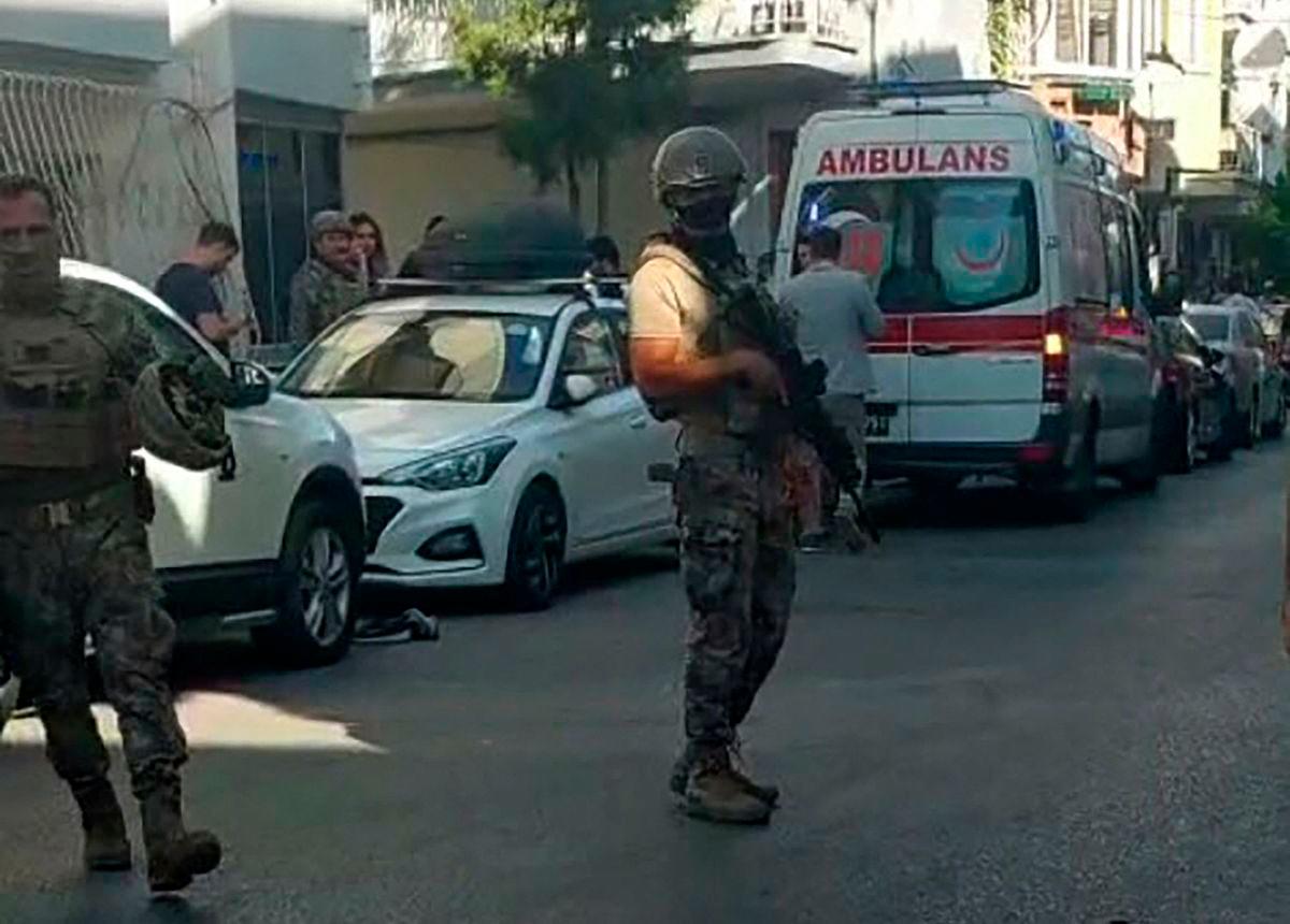 This handout photograph taken and released on September 8, 2025 by Turkish news agency DHA (Demiroren News Agency) shows Turkish special force police officers standing guard in the street in Izmir after an attack on a police station. AFP PHOTO / DHA (Demiroren News Agency)