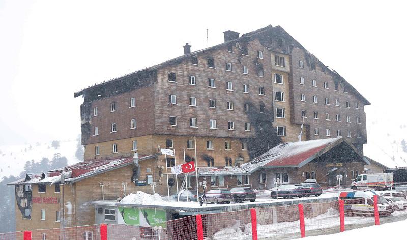 This photograph shows a Turkish flag lowered to half-mast during the mourning of the victims of a fire that broke out at the Grand Kartal Hotel the day before, in the Kartalkaya Ski Resort in Bolu, on January 22, 2025. A huge fire killed at least 76 people and injured 51 others, early on January 21, 2025, as it ripped through a hotel at a popular ski resort in northern Turkey that was packed with people enjoying the winter holidays, including families. - Adem ALTAN / AFP