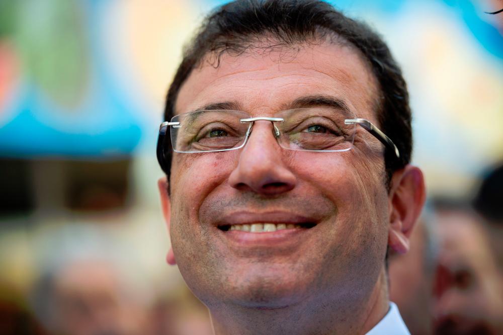 Ekrem Imamoglu (C), Istanbul mayoral candidate of the main opposition Republican People’s Party (CHP), smiles during a election campain at Zeytinburnu district in Istanbul on May 29, 2019. — AFP