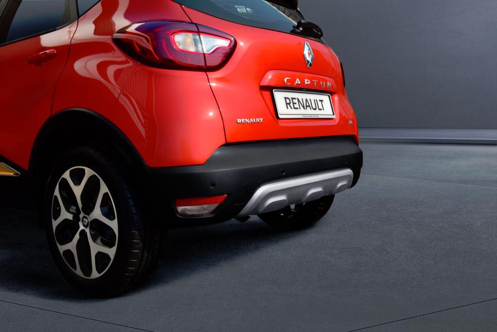 Two-tone rear bumper. $!Two-tone rear bumper.