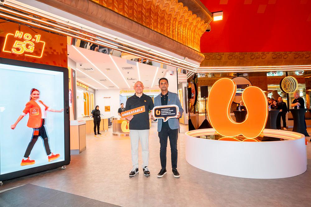 U Mobile CEO Wong Heang Tuck (left) and chief marketing officer Navin Manian at its newest flagship outlet at Sunway Pyramid.