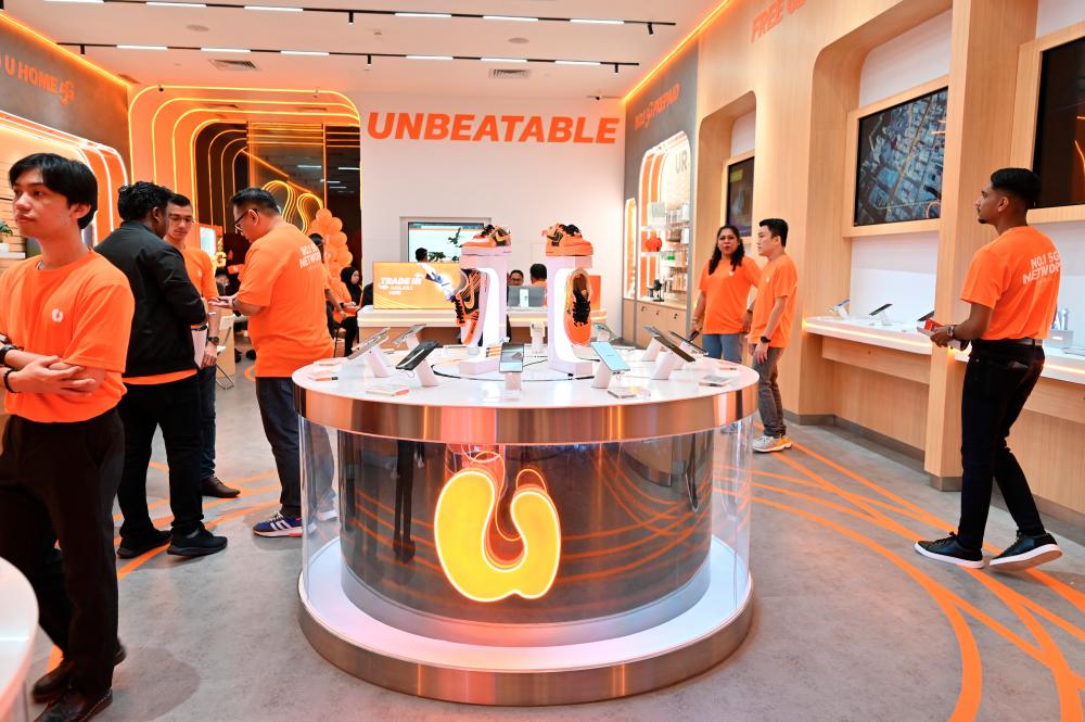 U Mobile opens its latest retail outlet at IOI City Mall, Putrajaya.