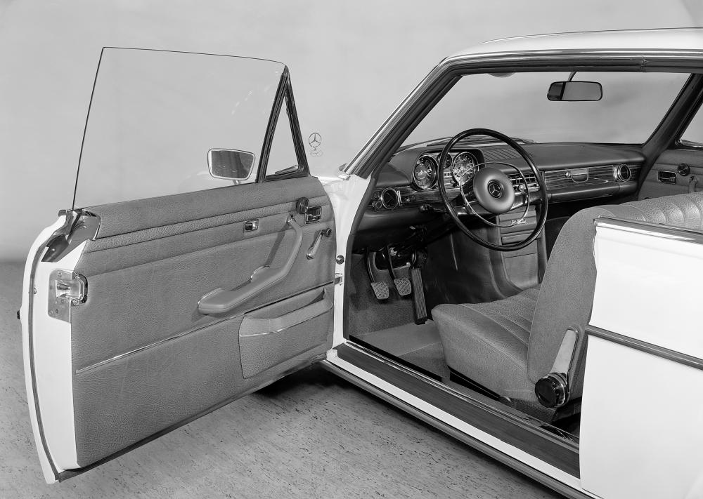 $!Mercedes-Benz 250C or 250CE of the 114 model series, detailed photo of the driver’s door 260mm longer than the saloon. Photo taken in 1973.