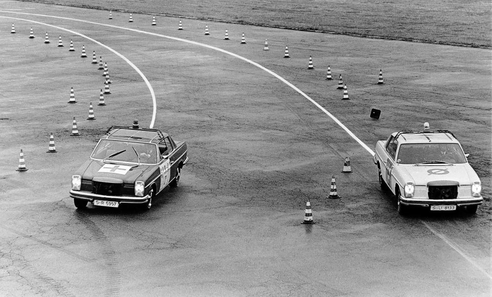 $!Coupés of the 114 model series undergoing trial testing of the analogue-electric anti-lock braking system of the first generation. Photo taken in 1970. The vehicle on the left with the assistance system remains steerable even during maximum full-stop braking in a bend.