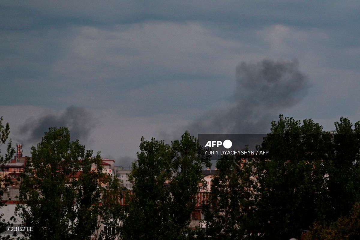 Smoke raises above the buildings following Russian air attacks in the western Ukrainian city of Lviv on August 21, 2025, amid the Russian invasion of Ukraine. - YURIY DYACHYSHYN / AFP