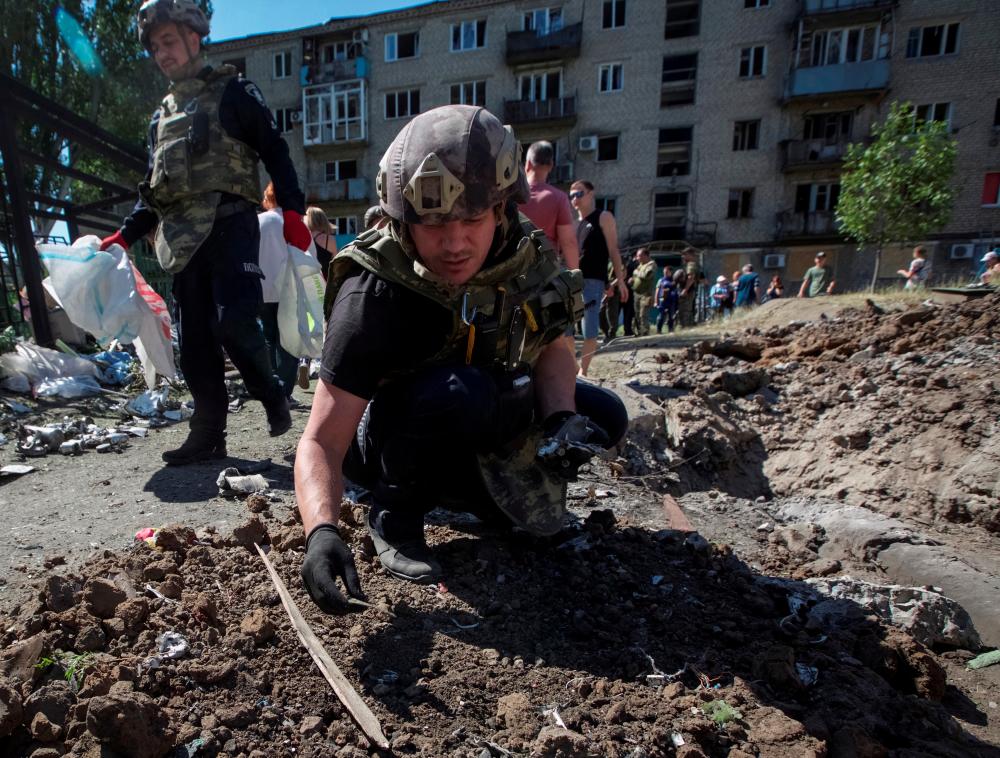 A police expert works near an apartment building destroyed in a military strike, amid Russia's invasion of Ukraine, in Kurakhove, Ukraine June 7, 2022. REUTERSpix