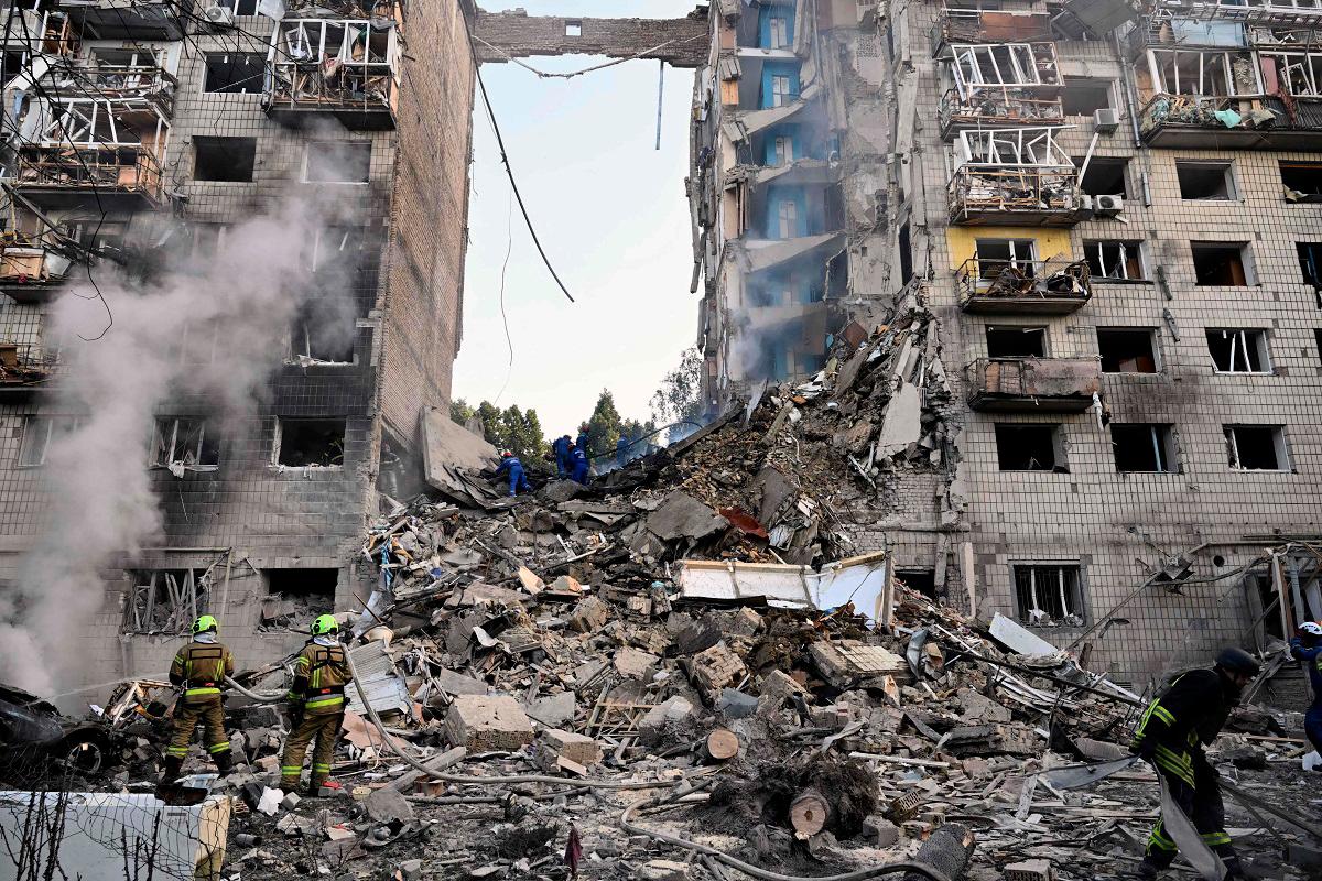 Ukrainian rescuers conduct a search and rescue work in a heavily damaged residential building following the Russian missile strike in Kyiv on June 17, 2025, amid the Russian invasion of Ukraine. Russian airstrikes on Ukraine’s capital Kyiv early on June 17, killed at least one person, a US citizen with 16 more injured, the city’s mayor said. - Genya SAVILOV / AFP
