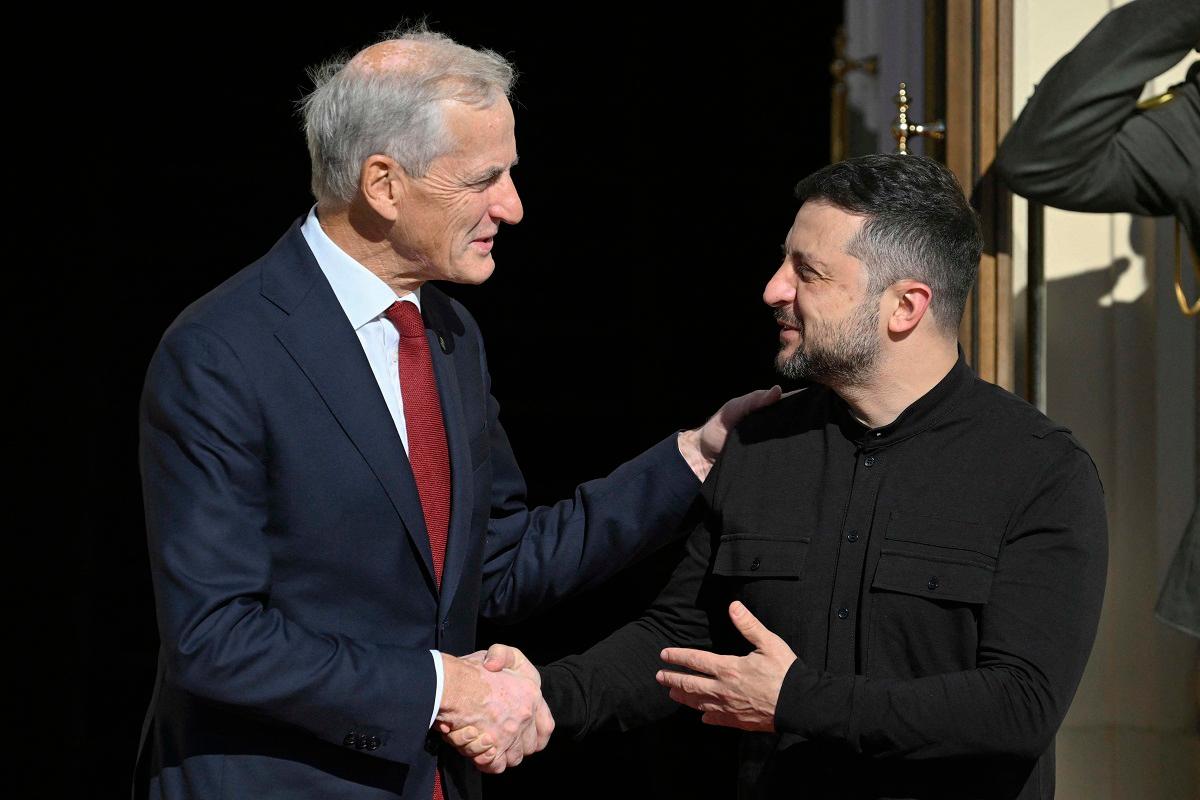 Ukrainian President Volodymyr Zelensky (R) shakes hands with Prime Minister of Norway Jonas Gahr Store as they arrive for their talks at Mariyinsky Palace in Kyiv on August 25, 2025, amid the Russian invasion in Ukraine. - Genya SAVILOV / AFP