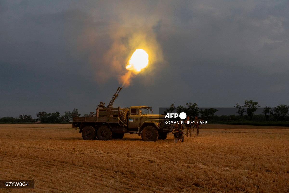 Ukrainian servicemen of the 59th brigade mobile air defence unit fire a Soviet made ZU-23 anti-aircraft twin autocannon towards a Russian drone during an air attack near Pavlograd, Dnipropetrovsk region on July 19, 2025, amid the Russian invasion of Ukraine. - Roman PILIPEY / AFP
