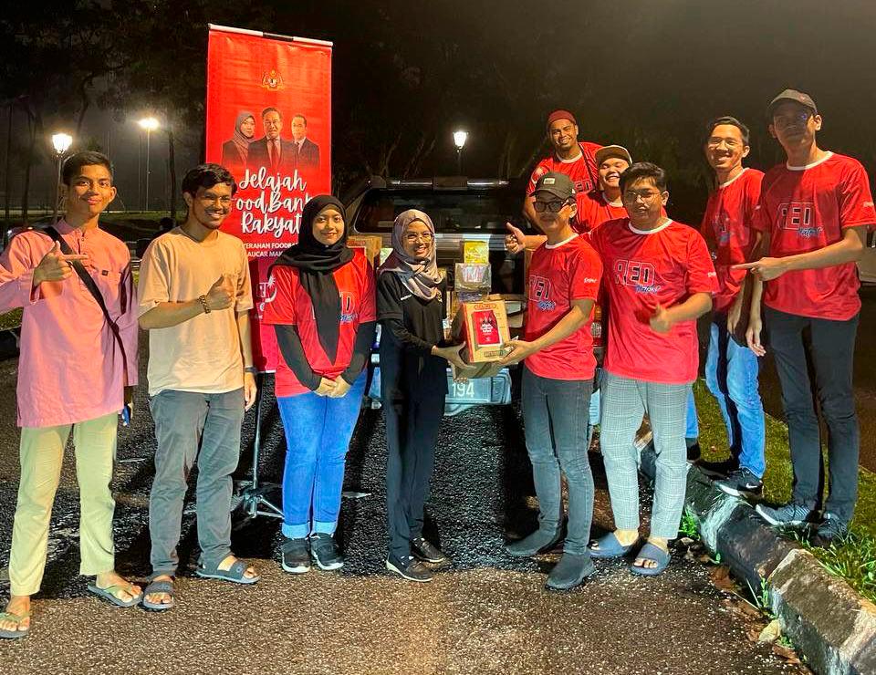 $!Red Patriot delivers food aid to KMUM president Nur Nazirah Abdullah for UM students.