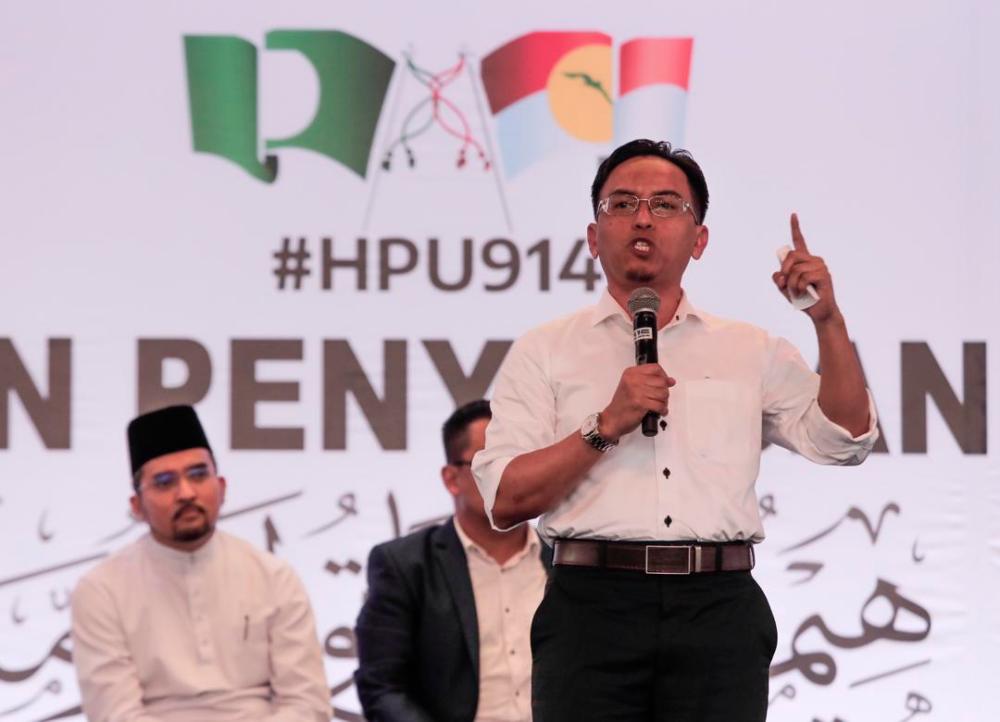 PAS youth chief Khairil Nizam Khirudin (R) speaks as Umno youth chief Datuk Dr Asyraf Wajdi Dusuki watches, during the townhall session organised by the Umno-PAS youth at Putra World Trade Centre, on Sept 13, 2019. — Sunpix by Ashraf Shamsul