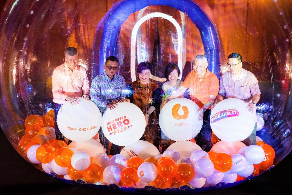 Lee (third from left) with U Mobile’s senior management team at the launch of the postpaid plan.