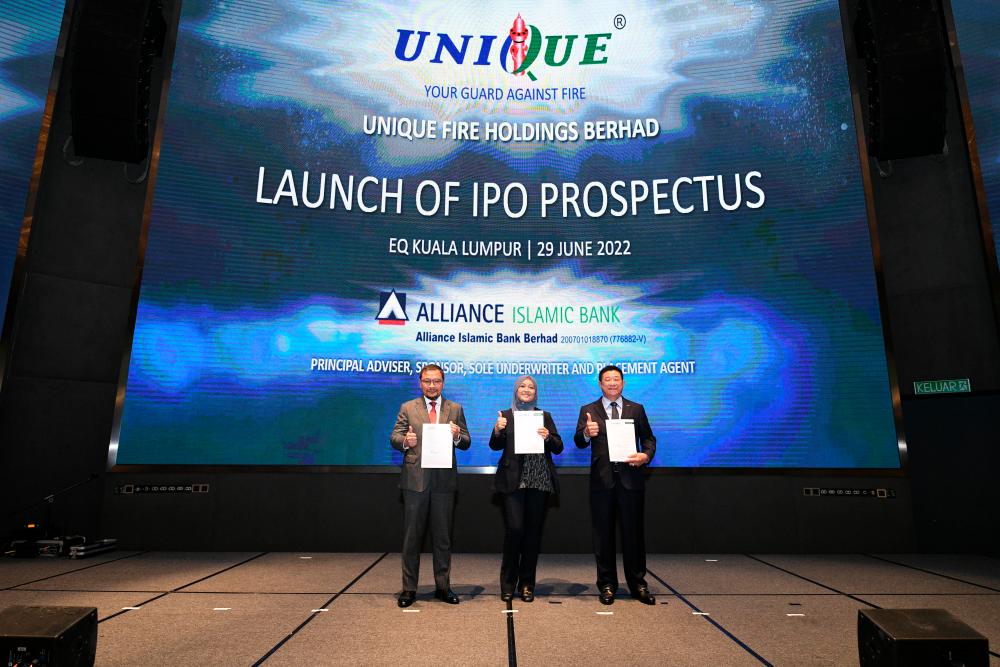 $!Alliance Islamic Bank Bhd CEO Rizal Il-Ehzan Bin Fadil Azim (left), Unique Fire Holdings Bhd independent non-executive chairperson Selma Enolil Binti Mustapha Khalil (middle) and Liew at the launch of the prospectus on June 29.