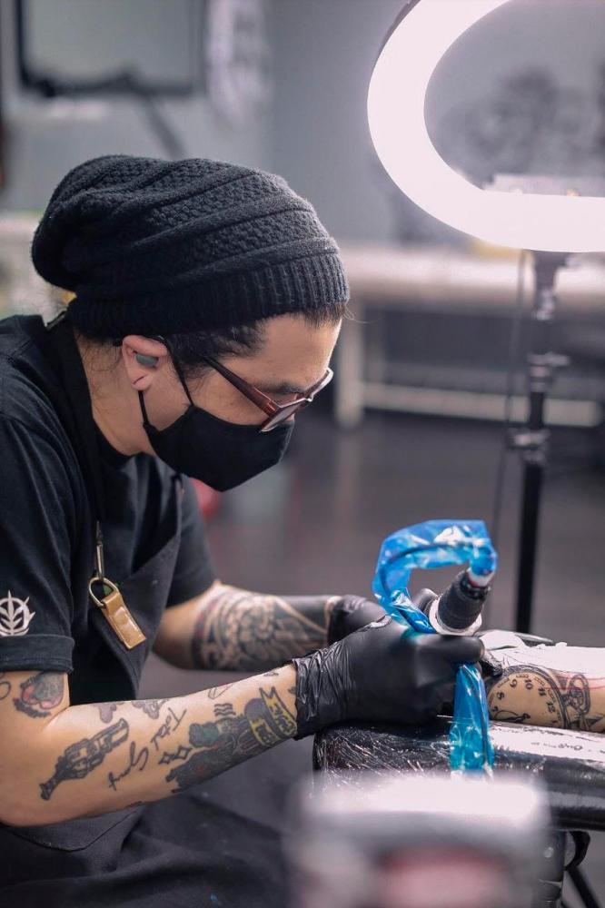 $!Kei inking one of his customers. – THE TATTOO PARLOR