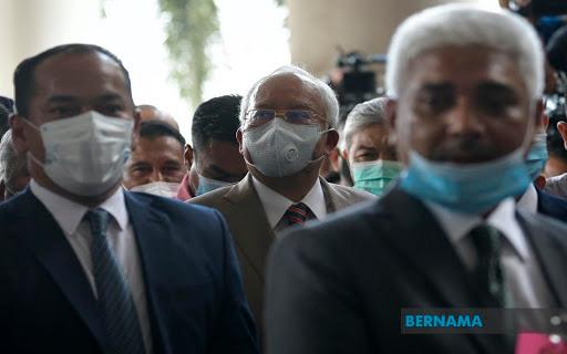 Datuk Seri Najib Abdul Razak arrives at the Kuala Lumpur Court Complex. -Bernama