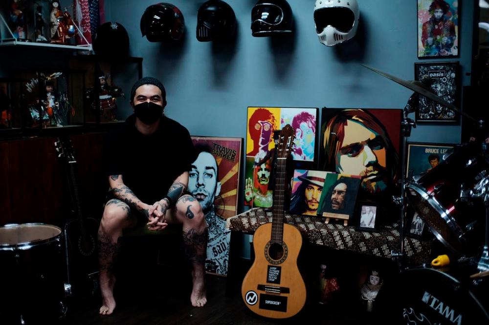 (right) Kei and his body of art. - THE TATTOO PARLOR