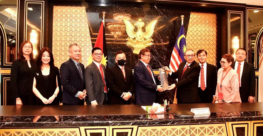 The representatives of the investment and trade mission paying a courtesy call on the Premier of Sarawak. From left are UOB Malaysia area manager (East Malaysia) Lee Kui Ping, Ng Wei Wei, Sarawak Trade and Tourism Office Singapore (Statos) manager (finance, corporate affairs) Kenny Lau Tien Hong, Statos CEO Chew Chang Guan, Singapore Business Federation (SBF) country head (Thailand, Malaysia &amp; Philippines) Tan Teck Lee, Tan Sri Abang Zohari, Sarawak Business Federation president Datuk Abang Abdul Karim Tun Openg, deputy president Datuk Philip Ting, deputy secretary general Gracie Geikie and secretary general Datuk Jonathan Chai.