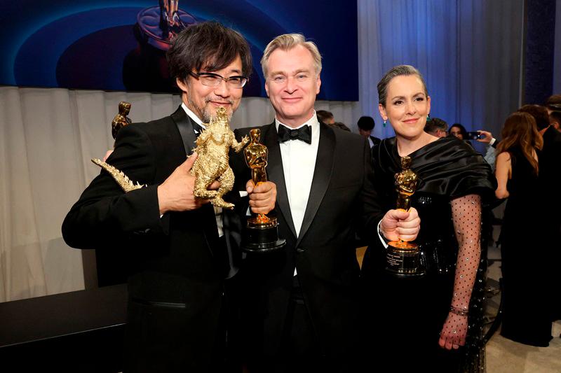 $!Takashi Yamazaki, winner of the Best Visual Effects award for “Godzilla Minus One” and Christopher Nolan and Emma Thomas, winners of the Best Picture award for 'Oppenheimer,' attend the Governors Ball//AFP