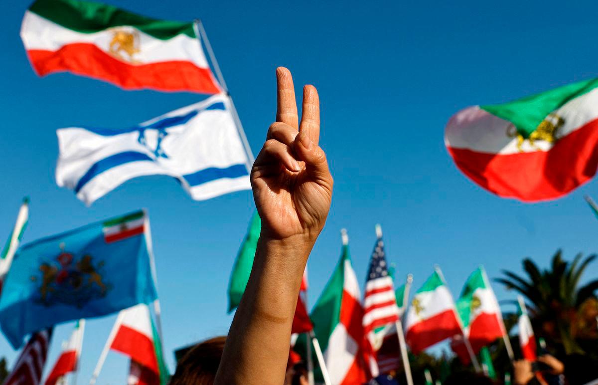 Supporters of regime change in Iran rally outside the Wilshire Federal Building on June 23, 2025 in Los Angeles, California. (Photo by MARIO TAMA / GETTY IMAGES NORTH AMERICA / AFP)