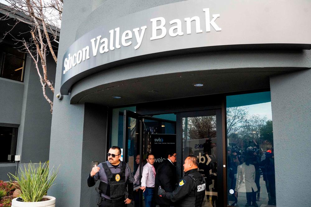 Security guards and FDIC representatives open a Silicon Valley Bank (SVB) branch for customers at SVB’s headquarters in Santa Clara, California, on March 13, 2023/AFPPix