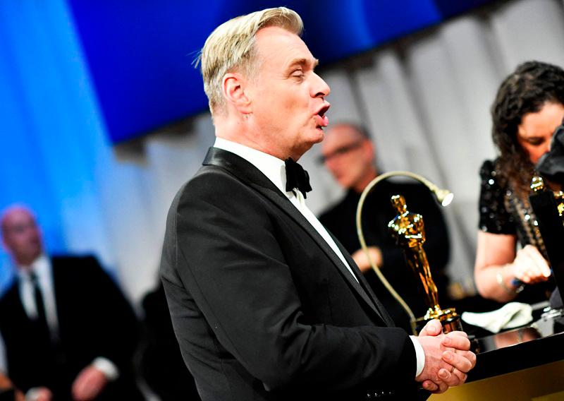 $!British director Christopher Nolan holds his Oscar for Best Picture Oppenheimer//AFP