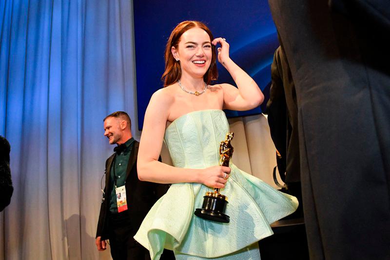 $!US actress Emma Stone holds her Oscar for Best Actress in a Leading Role while attending the 96th Annual Academy Awards Governors Ball at the Dolby Theatre in Hollywood, California on March 10, 2024//AFP