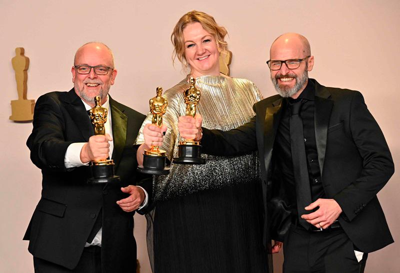 $!British makeup artists Josh Weston (R), Nadia Stacey (C) and Mark Coulier (L) pose in the press room with the Oscar for Best Makeup and Hairstyling for Poor Things//AFP