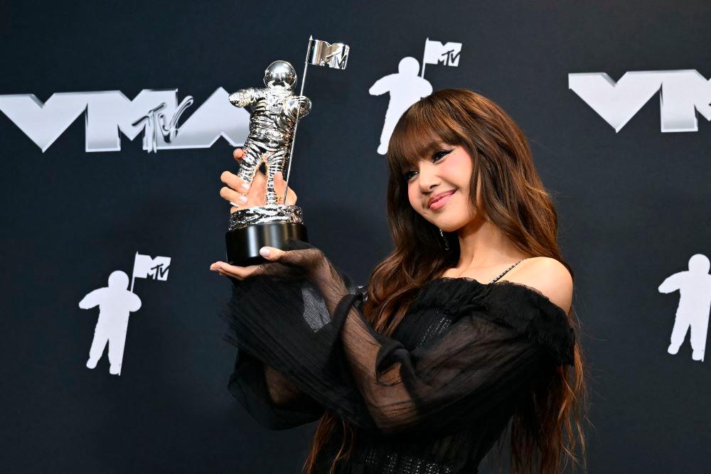 Lisa poses in the press room with the Best K-Pop award for Rockstar during the MTV Video Music Awards in New York. – AFPPIC