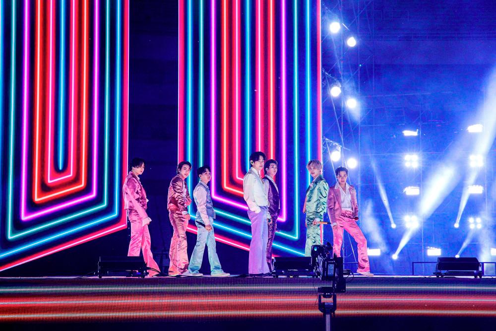 $!In this handout image courtesy of ABC Boy band BTS performs during the 2020 American Music Awards aired from the Microsoft theatre on November 22, 2020 in Los Angeles. / AFP / American Broadcasting Companies, Inc. / ABC