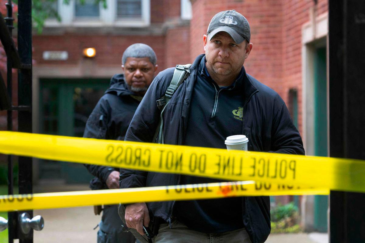 Law enforcement officials from the FBI, Joint Terrorism Task Force and Chicago Police participate in a search of the apartment where shooting suspect Elias Rodriguez lived. Photo by SCOTT OLSON / GETTY IMAGES NORTH AMERICA / AFP