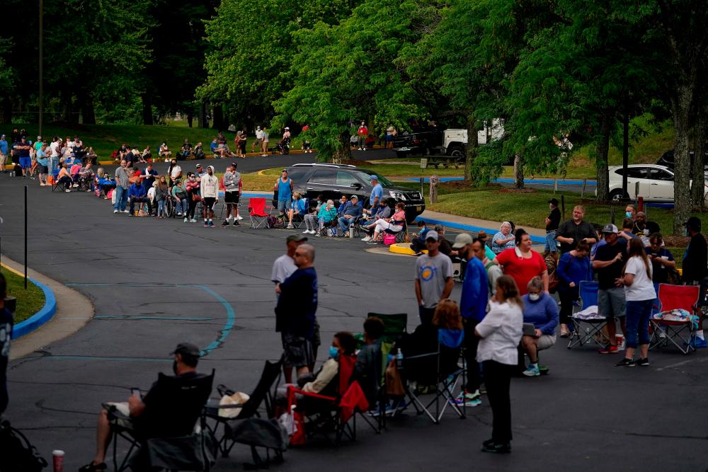 People line up outside Kentucky Career Center prior to its opening to find assistance with their unemployment claims in Frankfort on June 18, 2020. – REUTERSPIX