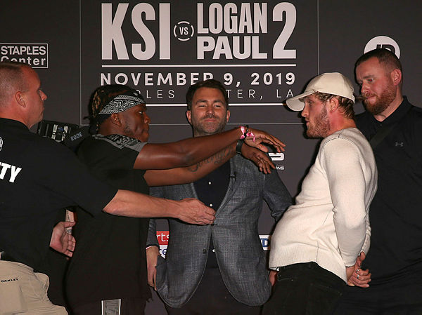 KSI (L) and Logan Paul face off onstage while promoter Eddie Hearn (C) looks on during the KSI VS. Logan Paul 2 - Final Press Conference at TAO Hollywood on Nov 7 2019 in Los Angeles, California — AFP