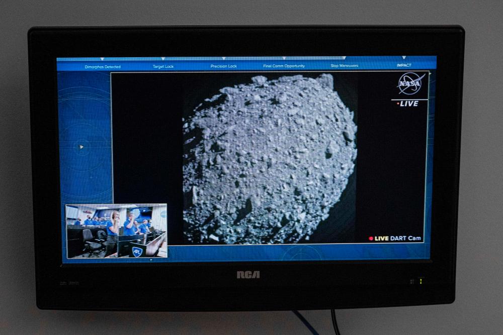 Sebuah televisyen di Pusat Angkasa Kennedy NASA di Cape Canaveral, Florida, menangkap imej akhir daripada Ujian Pengalihan Asteroid Berganda (DART) sejurus sebelum ia merempuh asteroid Dimorphos pada 26 September 2022. fotoAFP