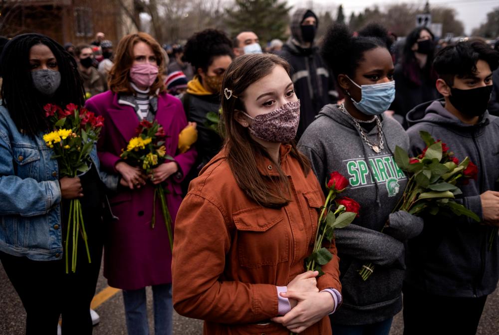 APRIL 12: People gather during a vigil for Daunte Wright on April 12, 2021 in Brooklyn Center, Minnesota. Wright was shot and killed yesterday by Brooklyn Center police during a traffic stop. –AFP