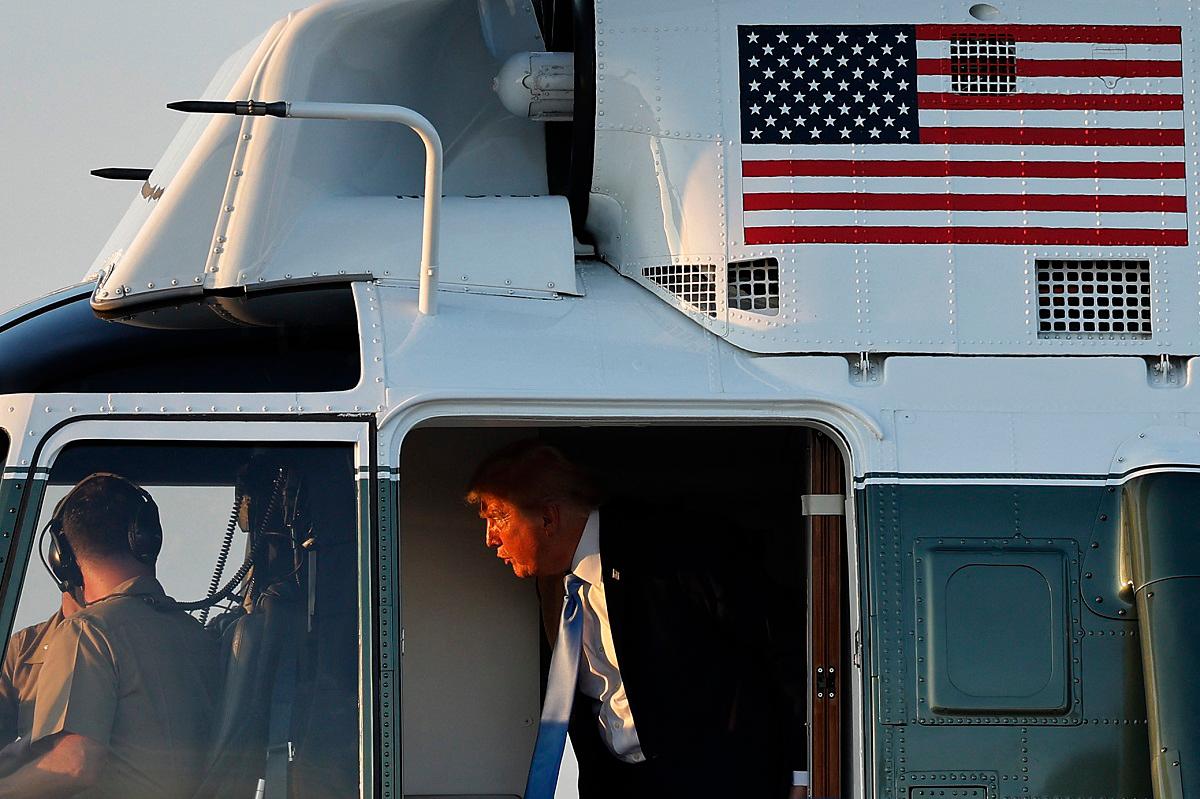 U.S. President Donald Trump speaks to the pilots of the Marine One presidential helicopter before walking to Air Force One on September 22, 2025 at Joint Base Andrews, Maryland. - CHIP SOMODEVILLA / GETTY IMAGES NORTH AMERICA / AFP