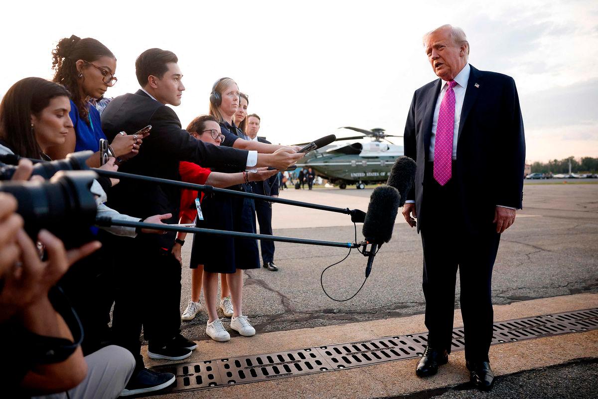 President Donald Trump speaks to reporters before boarding Air Force One at Morristown Airport on September 14, 2025 in Morristown, New Jersey. Trump is returning to Washington, DC after a trip to New York and his golf club in Bedminster, New Jersey. Kevin Dietsch/Getty Images/AFP (Photo by Kevin Dietsch / GETTY IMAGES NORTH AMERICA / AFP)