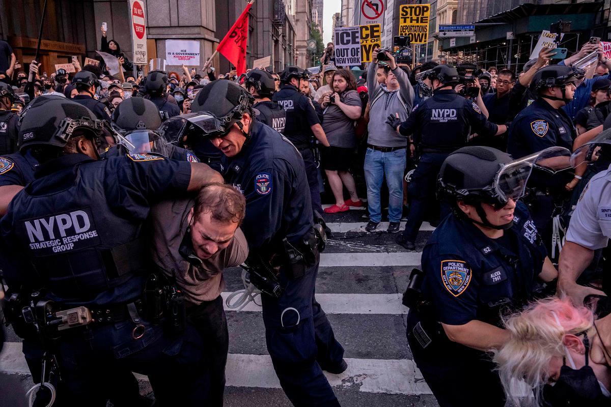 NYPD officers make arrests as people protest against deportations and ICE outside of federal buildings on June 10, 2025 in New York City. Federal agents are arresting immigrants during mandatory check-ins, as ICE ramps up enforcement following immigration court hearings. The Trump administration has ordered officials to increase detentions to 3,000 migrants per day. - Adam Gray/Getty Images/AFP